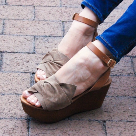 Anthropologie Shoes - Knotted Vintage Feel Wooden Platform